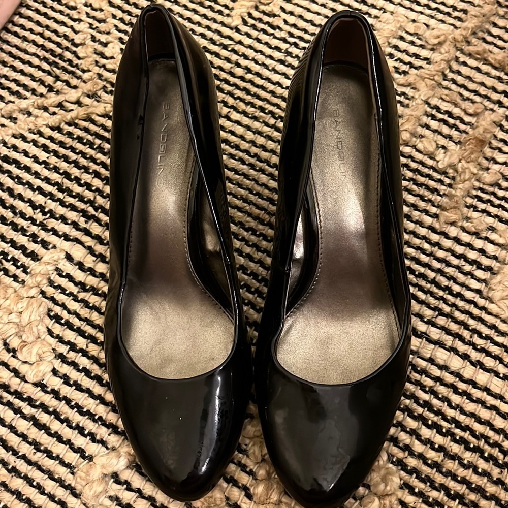 Black pumps
